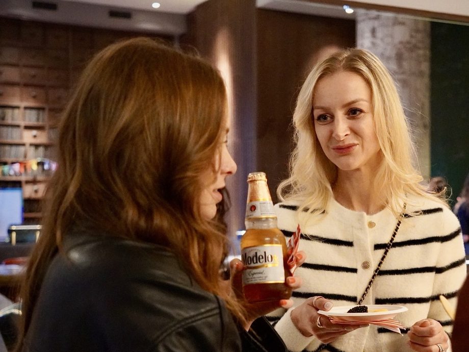Two newcomers deep in conversation at an Oyster event