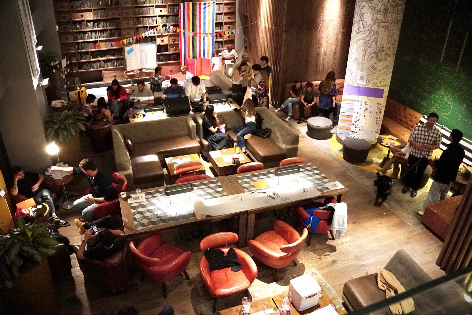 A room full of newcomers at an Oyster gathering